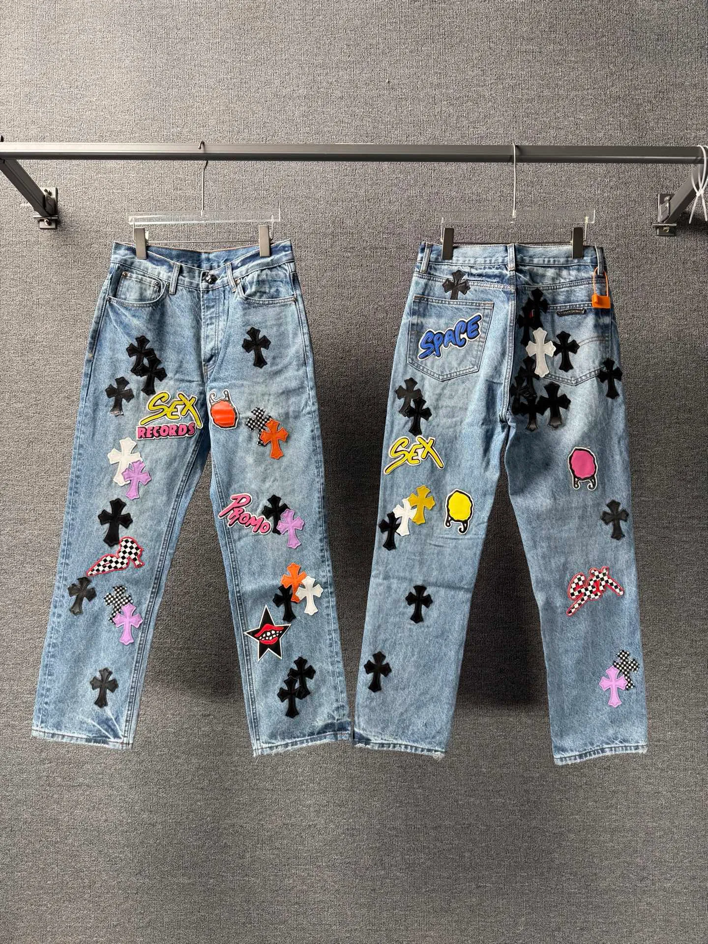 P326 💰 (Heavy Industry Top Version) Chrome Hearts Sex Octopus 🐙Multiple logo elements spliced ​​washed jeans to truly restore the ultimate texture of Vintage. Three-dimensional version. Loose and comfortable, not picky about the figure. Makes taller and slimmer. Factory Seiko. Original factory quality control. Same style for men and women. Can be matched with couples. Versatile recommendation. Must-have jeans for all seasons. Fashionistas have been disappointed. From the quality selection of fabrics, the tailoring of details, and the matching of patterns, they are all impeccable! The upper body is so handsome when worn...it can be easily worn by men, women and children! The craftsmanship is made of heavy-duty washed pure cotton denim fabric. After washing, it is soft and thick and looks very stylish when worn. Color: blue Size: 28-30-32-34-36 (corresponding to S-M-L-XL-XXL)